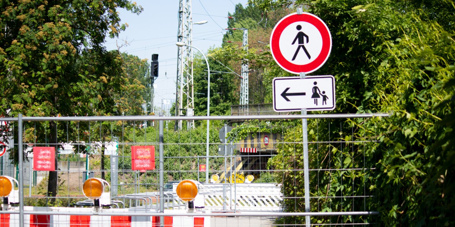 Eine Baustelle mit Straßensperrung